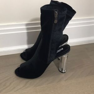 Super cute Cristal hills booties💓